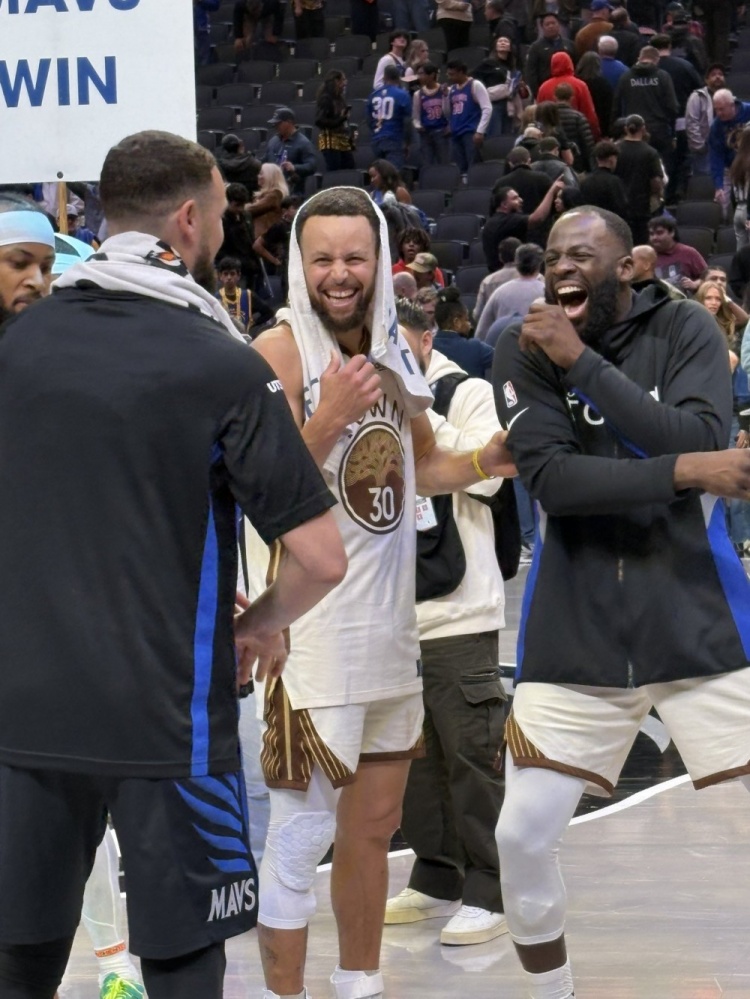 开yun体育官网-老伙计！库里、克莱、追梦赛后场边聚首 三人有说有笑非常开心